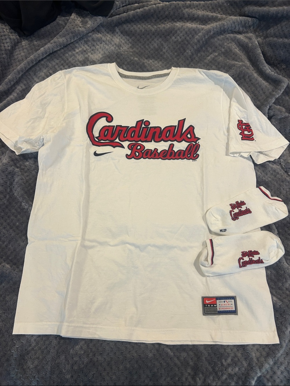 NWOT Nike MLB St Louis Cardinals tshirt szXL and matching socks